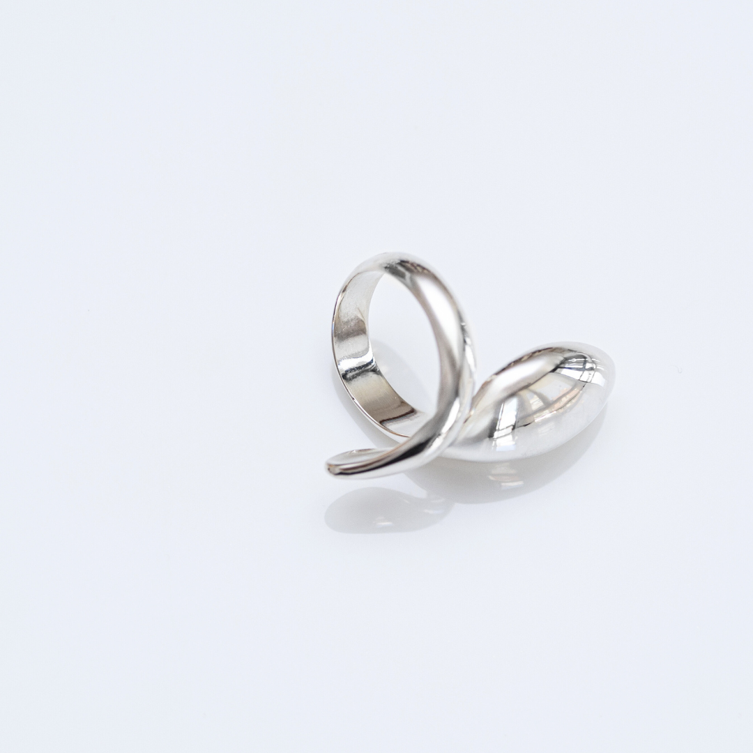 detail-ring-bloom-silver-soft-curves-sculptural-jewel.png