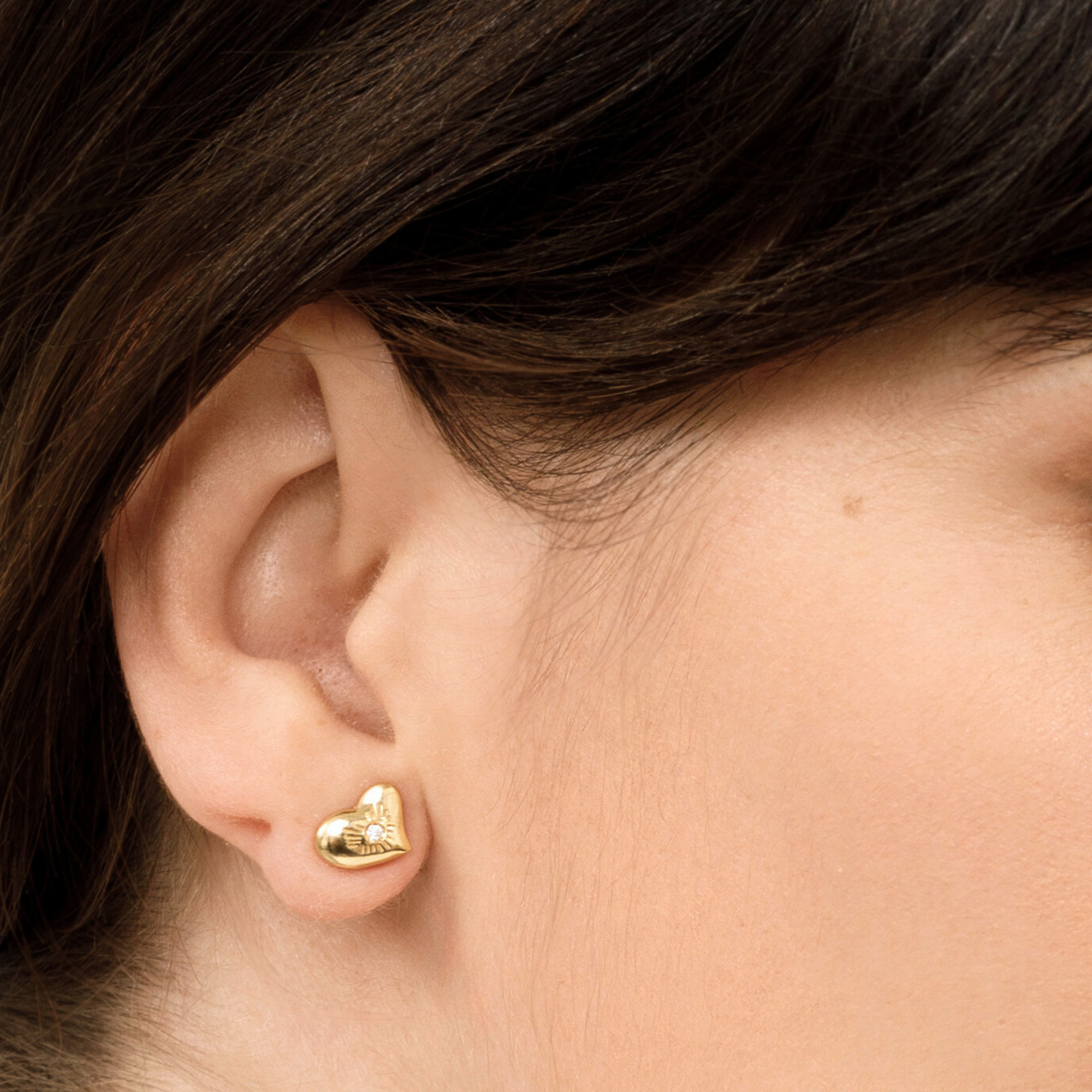 bright-heart earrings in vermeil and diamond, detail model, carlota guardia jewelry