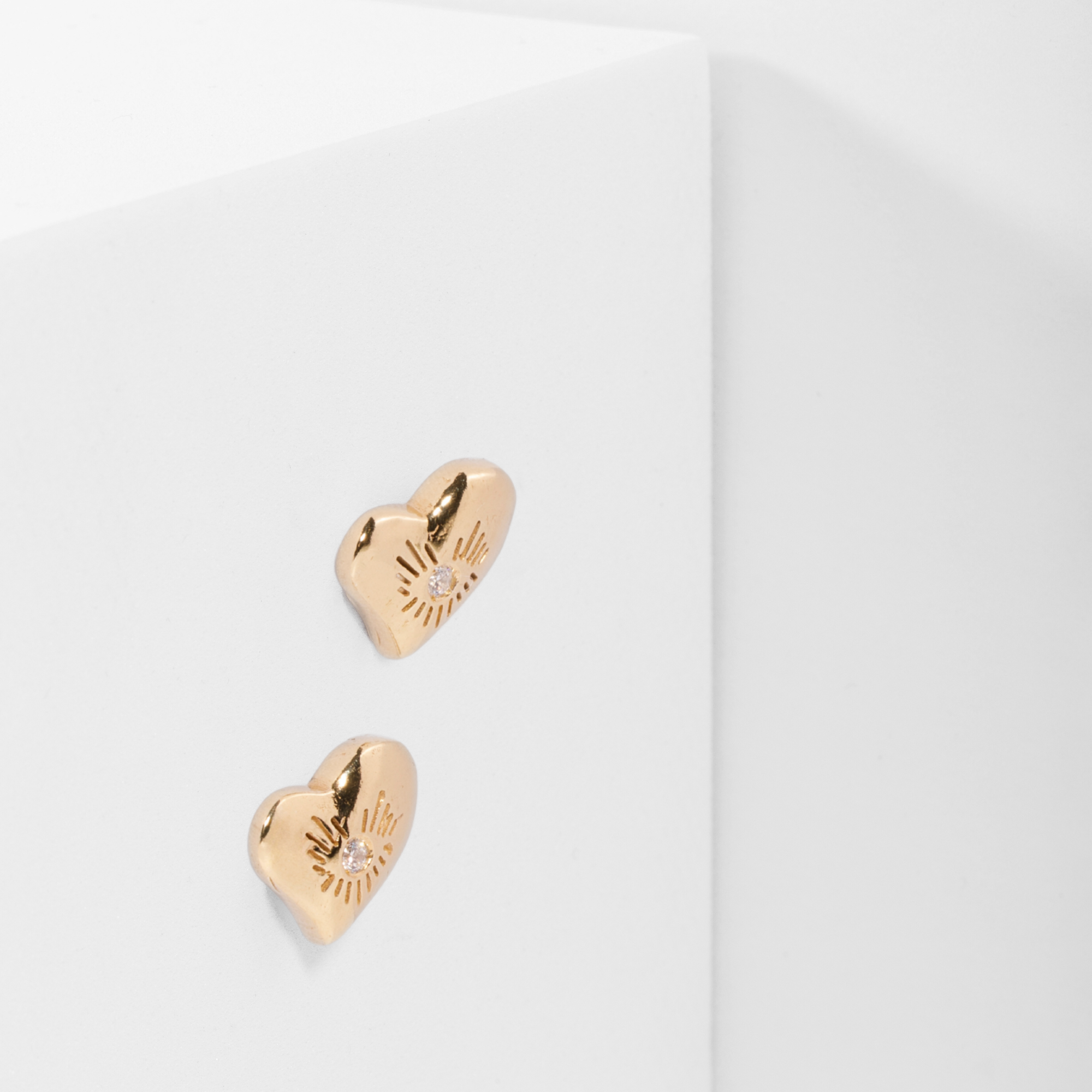 bright heart earrings in vermeil, sterling silver plated in 18k yellow gold with ethical diamonds, side view. Carlota Guardia Jewelry