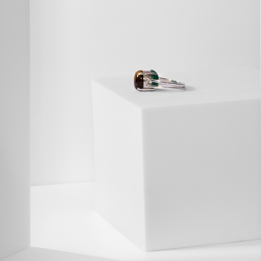 Kinetic ring in sterling silver with gemstone by Carlota Guardia, detail view