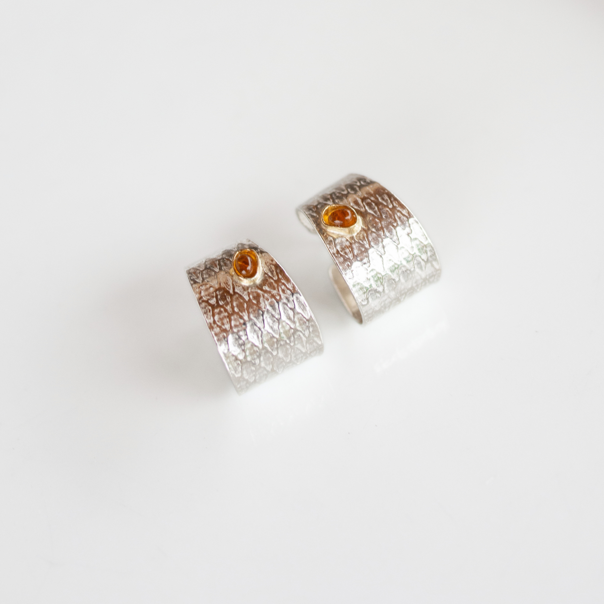 Reptilia silver earring with citrine, side view of the cuff-like shape.