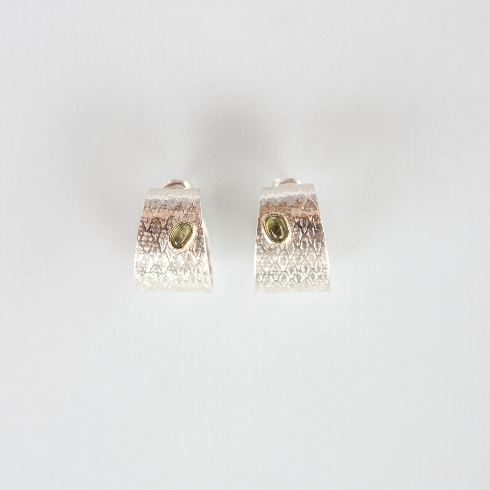 Reptilia silver earring with peridot natural stone, close front view