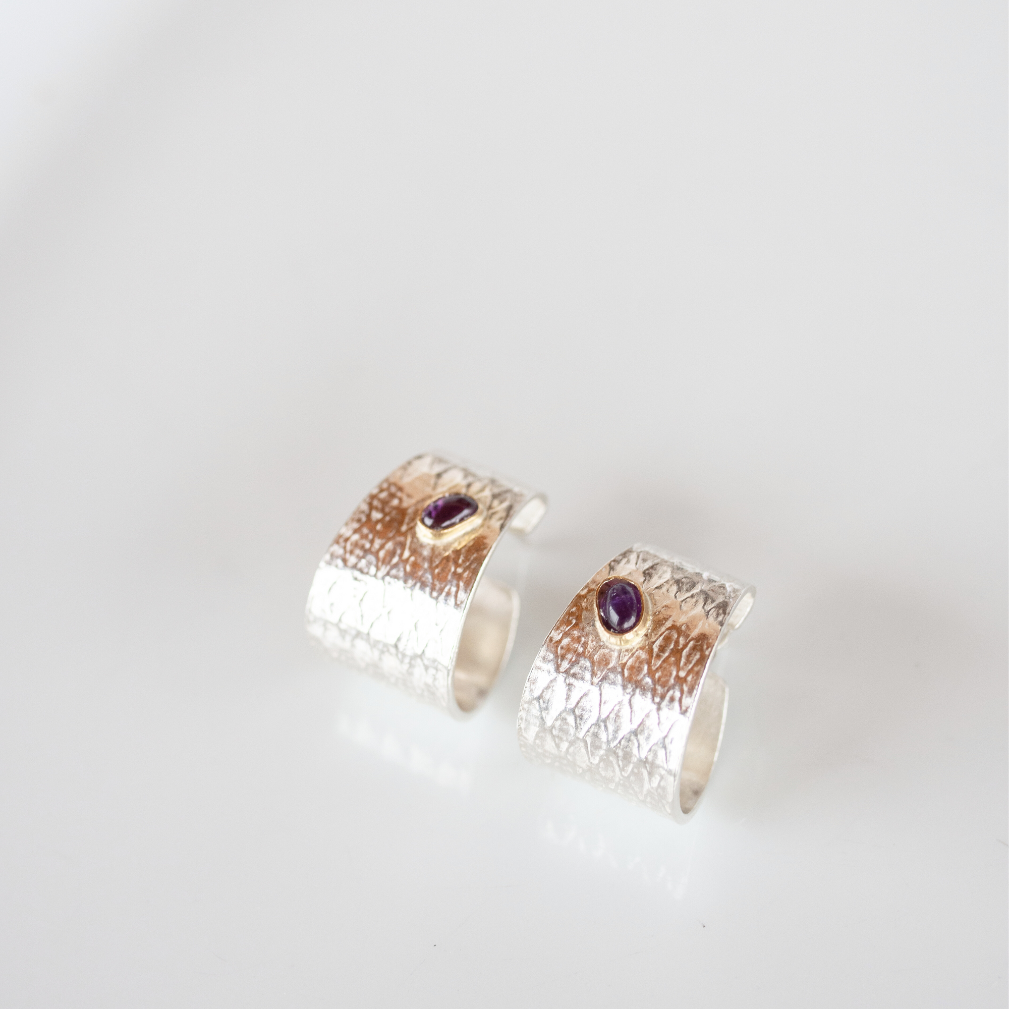 Reptilia silver earring with amethyst, side view of the cuff-like shape.