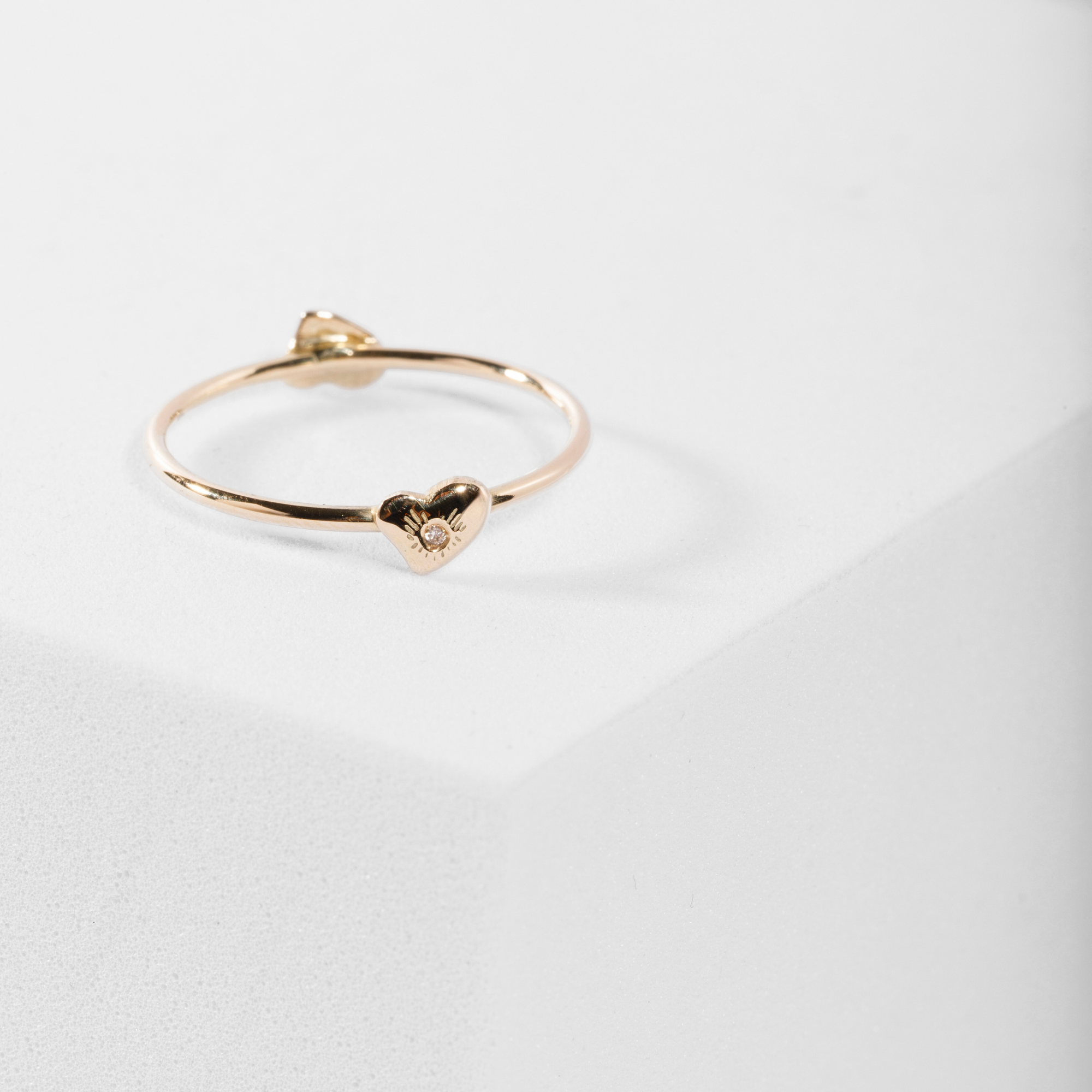 carlota guardia jewelry Self love ring in gold with diamonds, Carlota Guardia Jewelry, side view.