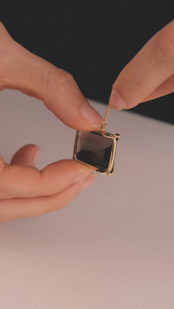 versatile design of the Nnova medium gold necklace with natural gemstone from the GEMPOWER collection by Carlota Guardia