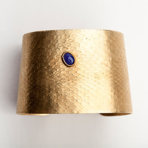 Reptilia Maxima vermeil cuff with lapis lazuli cabochon, straight front view.