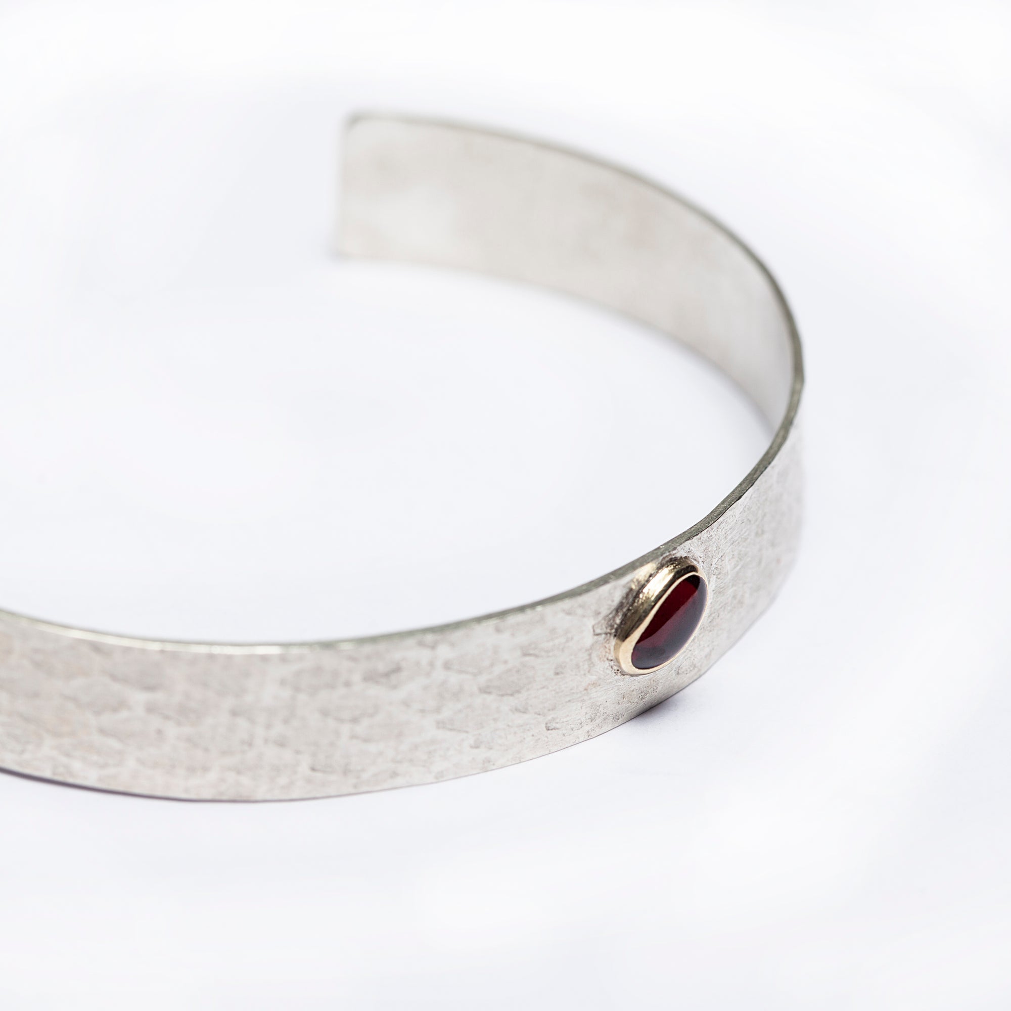 Natural gemstone cabochon detail on the Reptilia Mini silver bracelet.