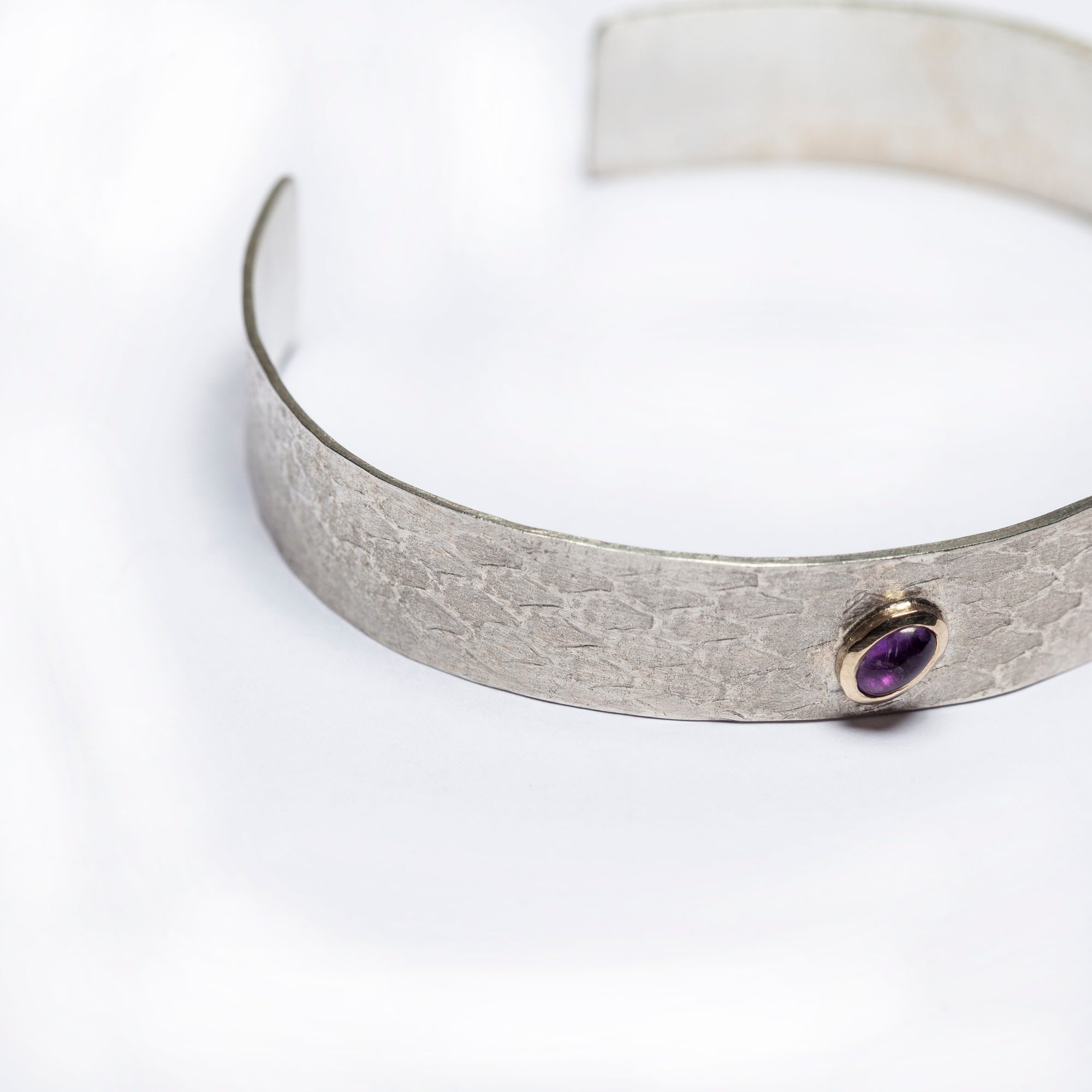 Snake-scale texture detail on the Reptilia Mini silver bracelet.